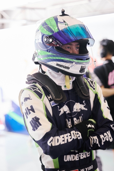 YIBO-OFFICIAL：
#85RACING#
「比赛日 DAY 1」
适应天气变数，控车稳住速度，
排位赛结束，稍后正赛见！@王一博·YIBO ​​​