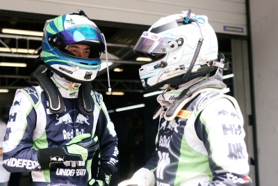 YIBO-OFFICIAL：
#85RACING#
「比赛日 DAY 1」
适应天气变数，控车稳住速度，
排位赛结束，稍后正赛见！@王一博·YIBO ​​​