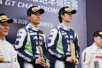 YIBO-OFFICIAL：
#85RACING#
「比赛日 DAY 1」
竞速有度，顺利完赛。职业赛车手Melvin Moh与赛车手@王一博·YIBO 的85号车组夺得「2026 China GT 第四站上海站」第一回合正赛GT3 AM+组别冠军！ ​​​