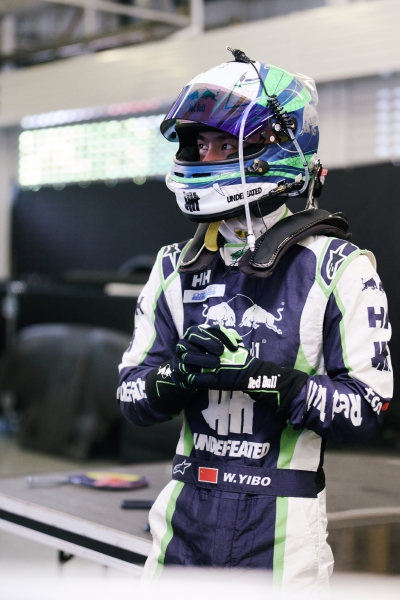 YIBO-OFFICIAL：
#85RACING#
「比赛日 DAY 1」
适应天气变数，控车稳住速度，
排位赛结束，稍后正赛见！@王一博·YIBO ​​​