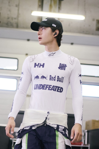YIBO-OFFICIAL：
#85RACING#
「比赛日 DAY 1」
适应天气变数，控车稳住速度，
排位赛结束，稍后正赛见！@王一博·YIBO ​​​
