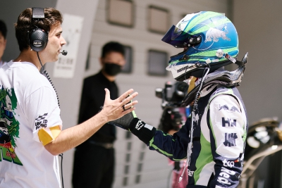 YIBO-OFFICIAL：
#85RACING#
「比赛日 DAY 1」
适应天气变数，控车稳住速度，
排位赛结束，稍后正赛见！@王一博·YIBO ​​​