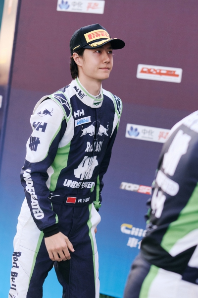 YIBO-OFFICIAL：
#85RACING#
「比赛日 DAY 1」
竞速有度，顺利完赛。职业赛车手Melvin Moh与赛车手@王一博·YIBO 的85号车组夺得「2026 China GT 第四站上海站」第一回合正赛GT3 AM+组别冠军！ ​​​