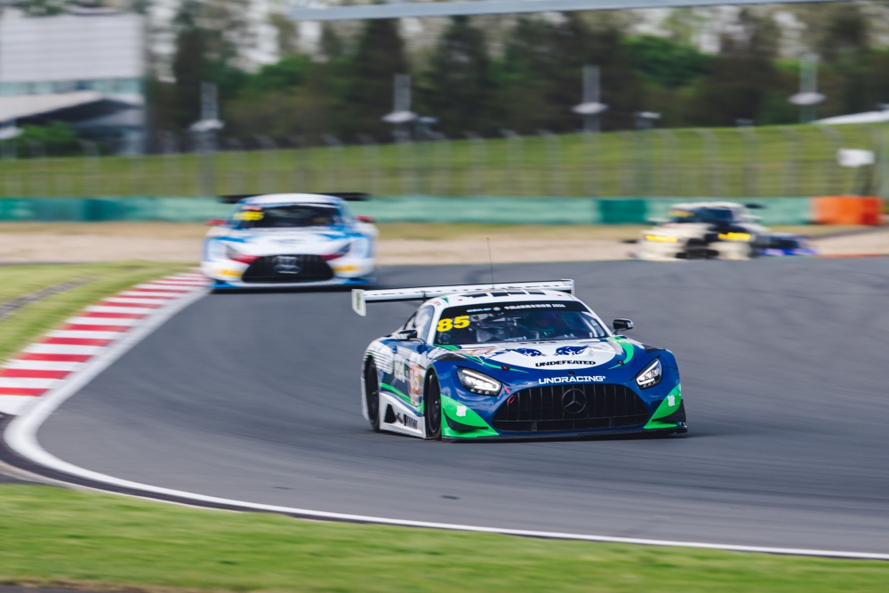 YIBO-OFFICIAL：
#85RACING#
「比赛日 DAY 1」
适应天气变数，控车稳住速度，
排位赛结束，稍后正赛见！@王一博·YIBO ​​​
