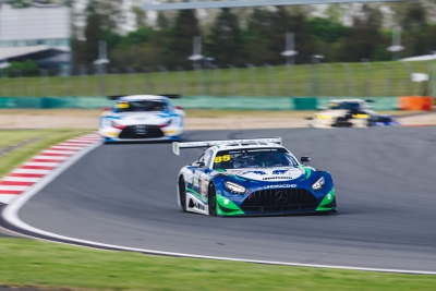 YIBO-OFFICIAL：
#85RACING#
「比赛日 DAY 1」
适应天气变数，控车稳住速度，
排位赛结束，稍后正赛见！@王一博·YIBO ​​​