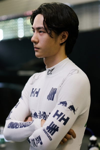YIBO-OFFICIAL：
#85RACING#
「比赛日 DAY 1」
竞速有度，顺利完赛。职业赛车手Melvin Moh与赛车手@王一博·YIBO 的85号车组夺得「2026 China GT 第四站上海站」第一回合正赛GT3 AM+组别冠军！ ​​​