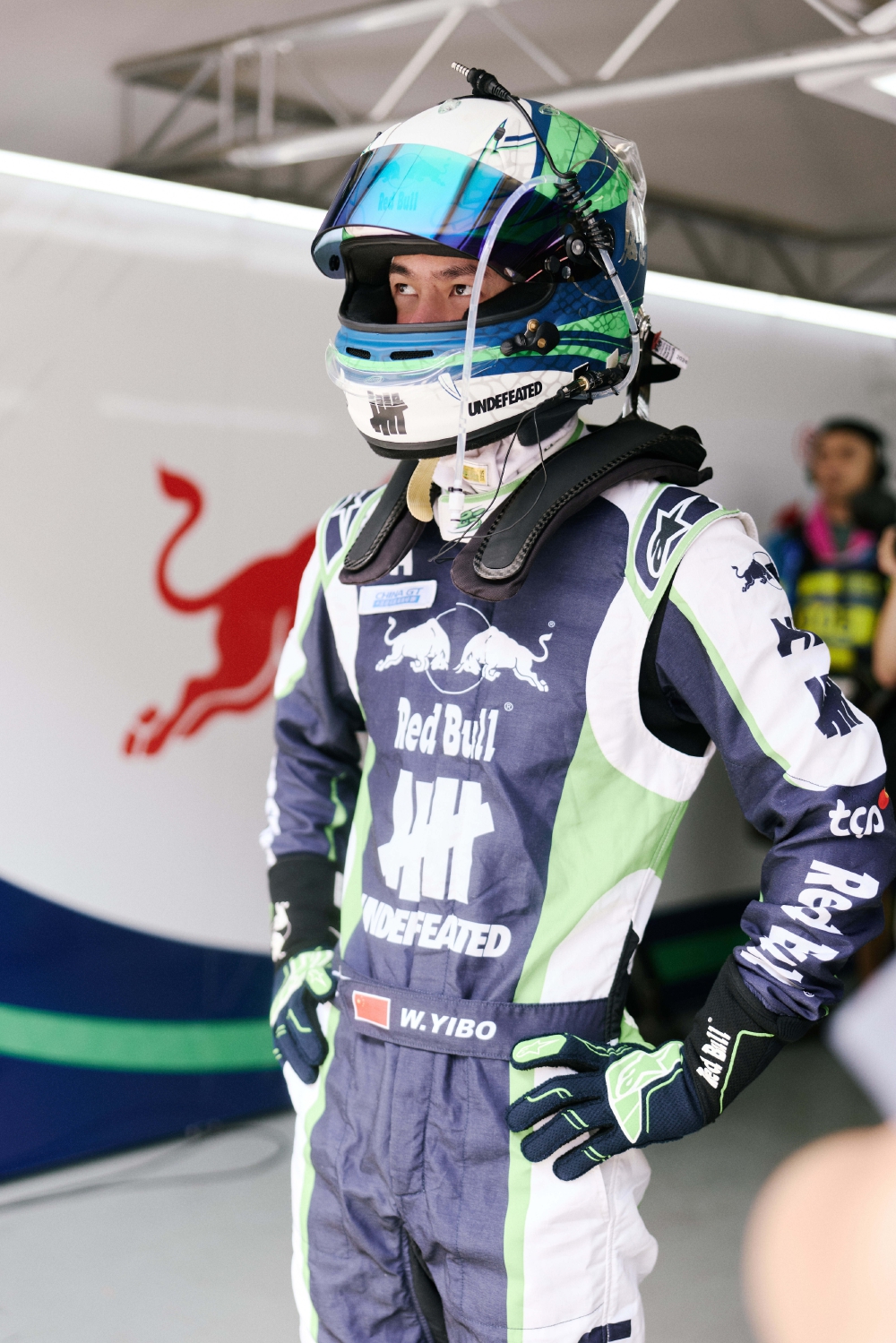 YIBO-OFFICIAL：
#85RACING#
「比赛日 DAY 1」
适应天气变数，控车稳住速度，
排位赛结束，稍后正赛见！@王一博·YIBO ​​​