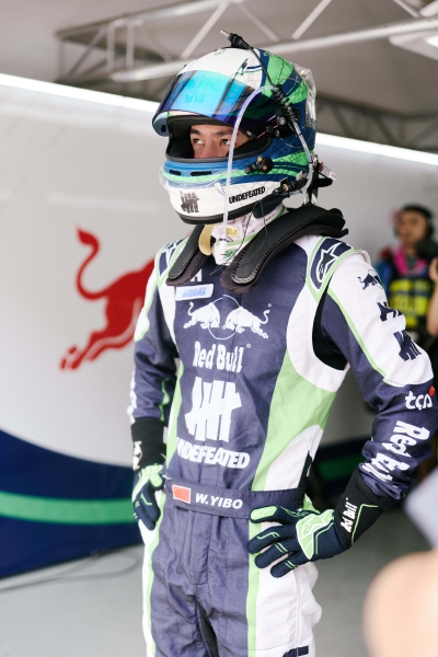 YIBO-OFFICIAL：
#85RACING#
「比赛日 DAY 1」
适应天气变数，控车稳住速度，
排位赛结束，稍后正赛见！@王一博·YIBO ​​​