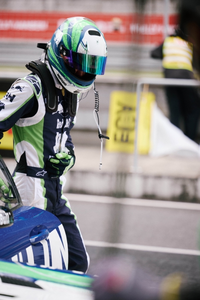 YIBO-OFFICIAL：
#85RACING#
「比赛日 DAY 1」
适应天气变数，控车稳住速度，
排位赛结束，稍后正赛见！@王一博·YIBO ​​​