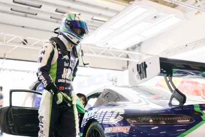 YIBO-OFFICIAL：
#85RACING#
「比赛日 DAY 1」
竞速有度，顺利完赛。职业赛车手Melvin Moh与赛车手@王一博·YIBO 的85号车组夺得「2026 China GT 第四站上海站」第一回合正赛GT3 AM+组别冠军！ ​​​