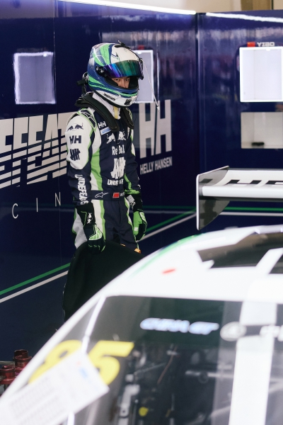 YIBO-OFFICIAL：
#85RACING#
「比赛日 DAY 1」
竞速有度，顺利完赛。职业赛车手Melvin Moh与赛车手@王一博·YIBO 的85号车组夺得「2026 China GT 第四站上海站」第一回合正赛GT3 AM+组别冠军！ ​​​