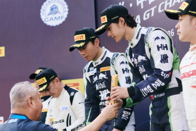 YIBO-OFFICIAL：
#85RACING#
「比赛日 DAY 1」
竞速有度，顺利完赛。职业赛车手Melvin Moh与赛车手@王一博·YIBO 的85号车组夺得「2026 China GT 第四站上海站」第一回合正赛GT3 AM+组别冠军！ ​​​