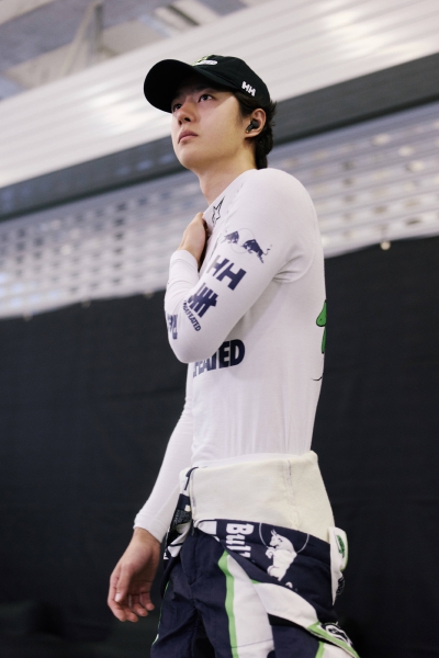 YIBO-OFFICIAL：
#85RACING#
「比赛日 DAY 1」
适应天气变数，控车稳住速度，
排位赛结束，稍后正赛见！@王一博·YIBO ​​​