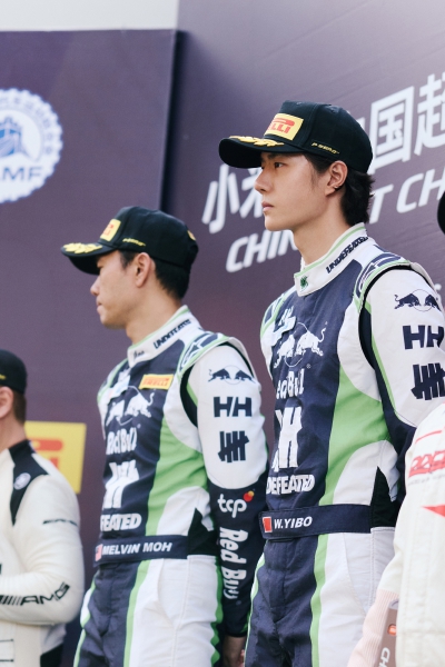 YIBO-OFFICIAL：
#85RACING#
「比赛日 DAY 1」
竞速有度，顺利完赛。职业赛车手Melvin Moh与赛车手@王一博·YIBO 的85号车组夺得「2026 China GT 第四站上海站」第一回合正赛GT3 AM+组别冠军！ ​​​