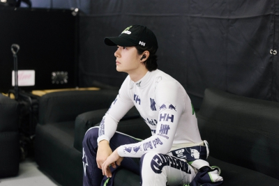 YIBO-OFFICIAL：
#85RACING#
「比赛日 DAY 1」
适应天气变数，控车稳住速度，
排位赛结束，稍后正赛见！@王一博·YIBO ​​​