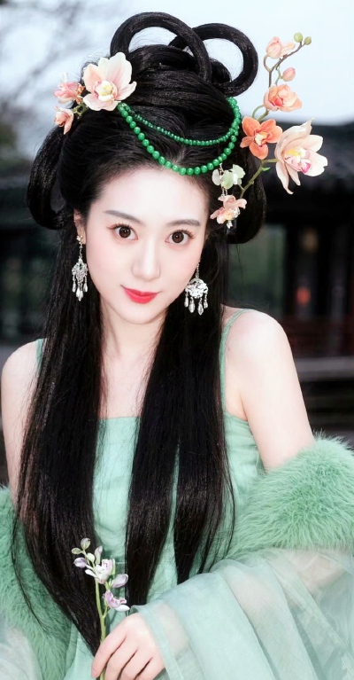 云边仙女夜骖鸾，月下霓裳舞袖宽。
吹彻紫箫风露下，玉容玄发不胜寒。