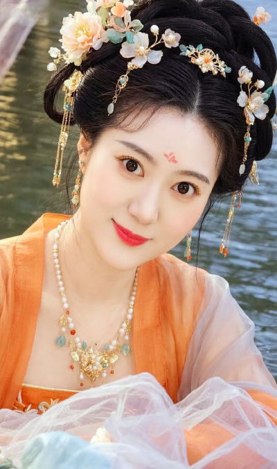 云边仙女夜骖鸾，月下霓裳舞袖宽。
吹彻紫箫风露下，玉容玄发不胜寒。