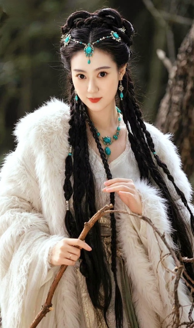 云边仙女夜骖鸾，月下霓裳舞袖宽。
吹彻紫箫风露下，玉容玄发不胜寒。