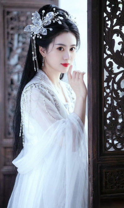 ‌其素若何？春梅绽雪。
其洁若何？秋菊被霜。
《警幻仙子赋》