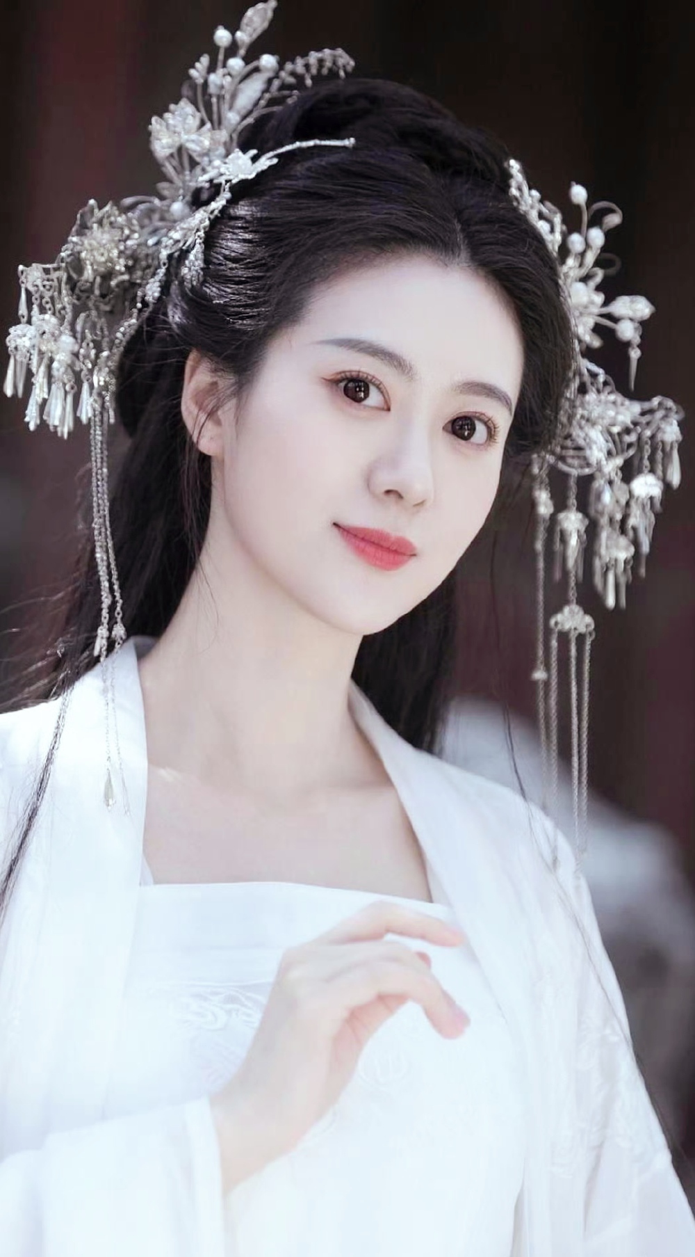 云边仙女夜骖鸾，月下霓裳舞袖宽。
吹彻紫箫风露下，玉容玄发不胜寒。
