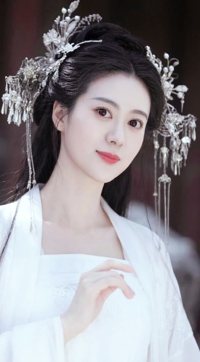 云边仙女夜骖鸾，月下霓裳舞袖宽。
吹彻紫箫风露下，玉容玄发不胜寒。