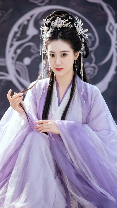 云边仙女夜骖鸾，月下霓裳舞袖宽。
吹彻紫箫风露下，玉容玄发不胜寒。