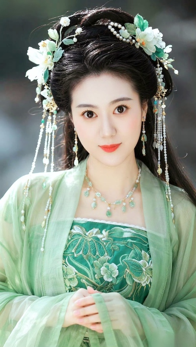  ‌羽衣常带烟霞色，不惹人间桃李花。