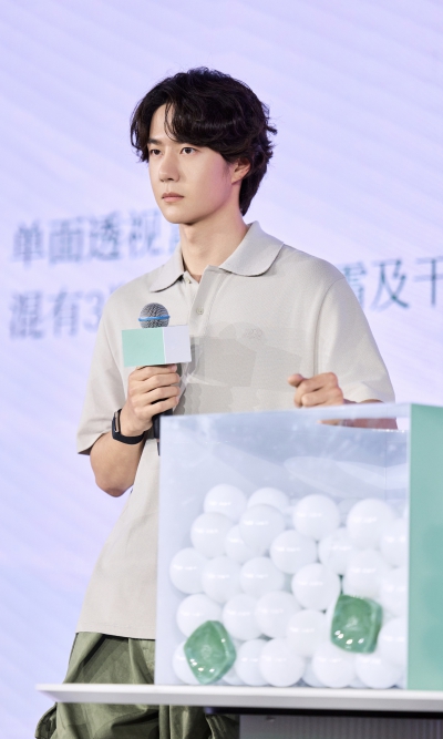 YIBO-OFFICIAL：
以玉为媒，东方气韵，温润自显。在岁月里扎根，在传承中创新，与@王一博·YIBO 一同见证更多「灵」感焕新！ ​​​