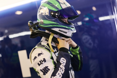 YIBO-OFFICIAL：
#85RACING# 
「比赛日 DAY 2」
赛道局势瞬息万变，多车缠斗连续超越，积攒经验，修整蓄力，下个赛场见！@王一博·YIBO ​​​