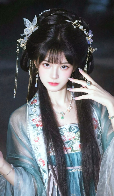画阁垂帘帘画阁，思怀系谁谁系怀。
花枝弄影影弄花，柳线牵丝丝牵柳。
波脸横泪泪横波，眉黛浓愁愁浓眉。
夜永寒灯灯寒夜，梦还归期期归梦。