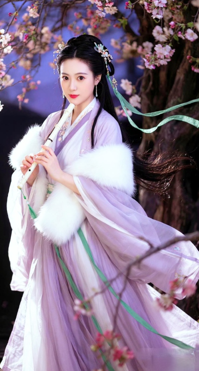 此女只应天上有，奈何花落至人间！