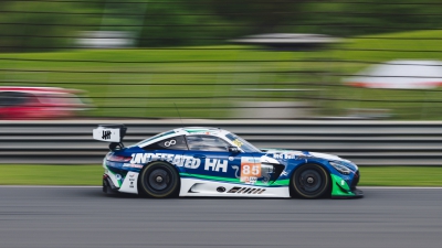YIBO-OFFICIAL：
#85RACING# 
「比赛日 DAY 2」
赛道局势瞬息万变，多车缠斗连续超越，积攒经验，修整蓄力，下个赛场见！@王一博·YIBO ​​​
