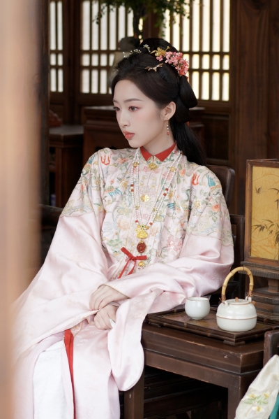 花开锦绣 邓恩熙∣傅庭芸