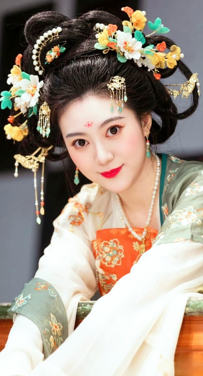 仙气凝三岭，和风扇八荒。
拂潮云布色，穿浪日舒光。
照岸花分彩，迷云雁断行。