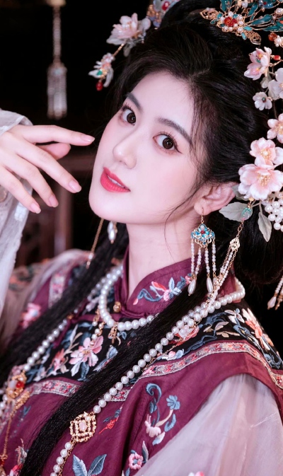 秋山抱奇姿，不肯事妩媚。
犹夫尘外士，飘然有仙气。