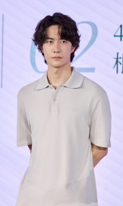 YIBO-OFFICIAL：
以玉为媒，东方气韵，温润自显。在岁月里扎根，在传承中创新，与@王一博·YIBO 一同见证更多「灵」感焕新！ ​​​