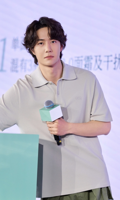 YIBO-OFFICIAL：
以玉为媒，东方气韵，温润自显。在岁月里扎根，在传承中创新，与@王一博·YIBO 一同见证更多「灵」感焕新！ ​​​