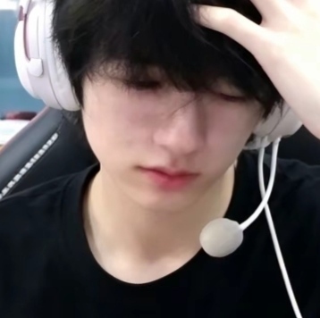 摘下眼镜别有一番韵味