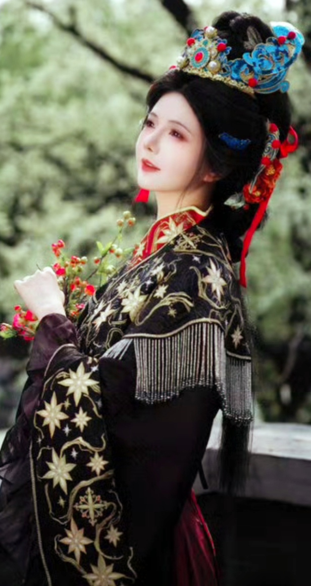 仙姿飘逸，非人间笔墨所能尽绘，唯觉清风拂面，暗香盈袖。
云裳曳月，步履生烟。