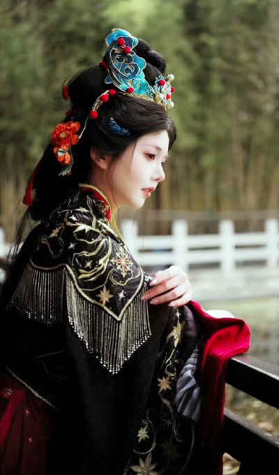 仙姿飘逸，非人间笔墨所能尽绘，唯觉清风拂面，暗香盈袖。
云裳曳月，步履生烟。