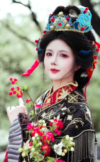 仙姿飘逸，非人间笔墨所能尽绘，唯觉清风拂面，暗香盈袖。
云裳曳月，步履生烟。