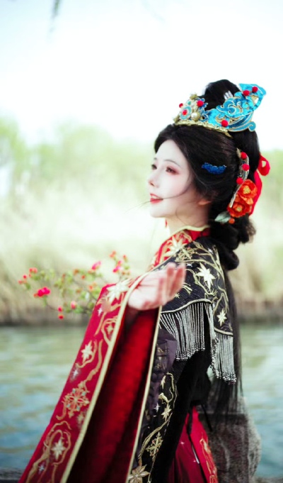 仙姿飘逸，非人间笔墨所能尽绘，唯觉清风拂面，暗香盈袖。
云裳曳月，步履生烟。