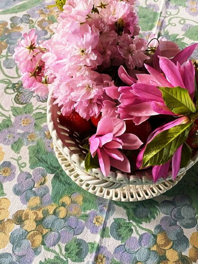 日常
不论在什么地方都要记住，过去都是假的，回忆没有归路，春天总是一去不复返，最疯狂执着的爱情也终究是过往云烟。