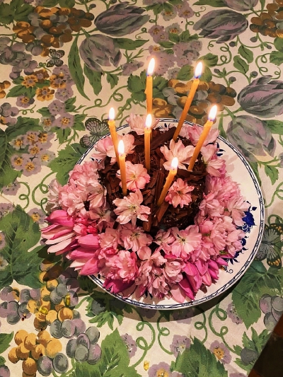 日常
不论在什么地方都要记住，过去都是假的，回忆没有归路，春天总是一去不复返，最疯狂执着的爱情也终究是过往云烟。