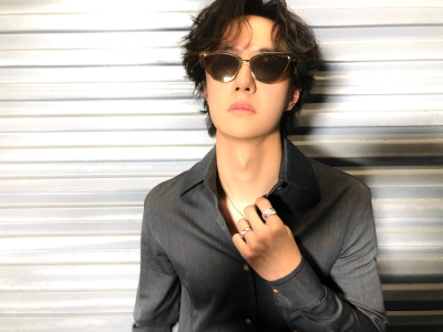 YIBO-OFFICIAL：
#王一博出道十二周年快乐#
12周年当然要看12连拍！
@王一博·YIBO 出道十二周年快乐！✿
