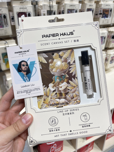 艺术不只挂在墙上，也可以被带进日常。
Lexkon Liu × PAPER HAUS 推出「转印压压乐」，以热转印工艺把作品变成可 DIY 的创作载体。布袋、衣物，甚至你的私人物品，都能留下属于自己的艺术印记。