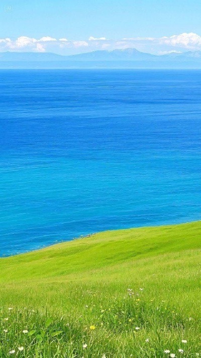 藏于大地的浪漫：蓝天、白云、碧波和绿草…