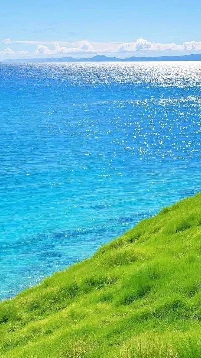 藏于大地的浪漫：蓝天、白云、碧波和绿草…