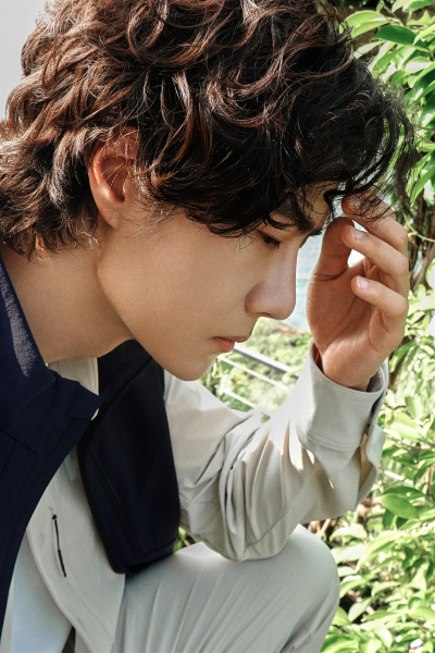 YIBO-OFFICIAL：
#王一博HH全球品牌代言人#
维港风起向远而行，扬帆竞速迎浪起航。HELLY HANSEN全球品牌代言人@王一博·YIBO 今日亮相「航海正当时」活动现场，只要想出发，航海正当时！
#王一博HH航海正当时#​​​
