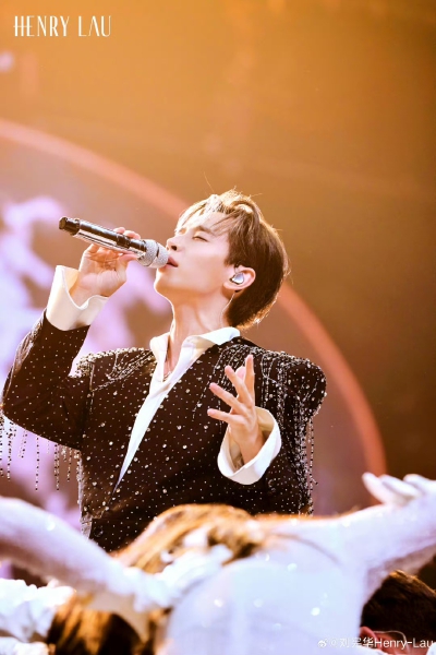 刘宪华Henry-Lau：
昨晚的厦门，大家太太太太热情了！看到你们又准备了新的惊喜，真的很感谢，今晚厦门“宪场”，继续Enjoy The Show